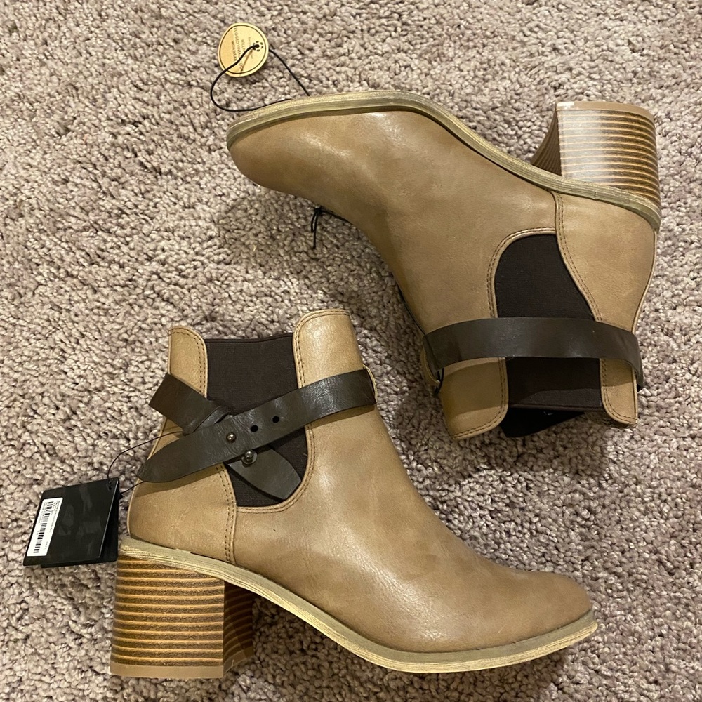 TAGS ON! New Forever 21 brown vegan leather block heeled Chelsea boot - 7